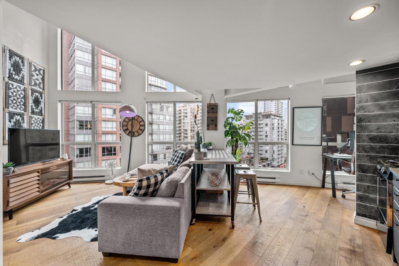 Rare Find Loft With Full Kitchen At Heart Of Downtown Apartment แวนคูเวอร์ ภายนอก รูปภาพ
