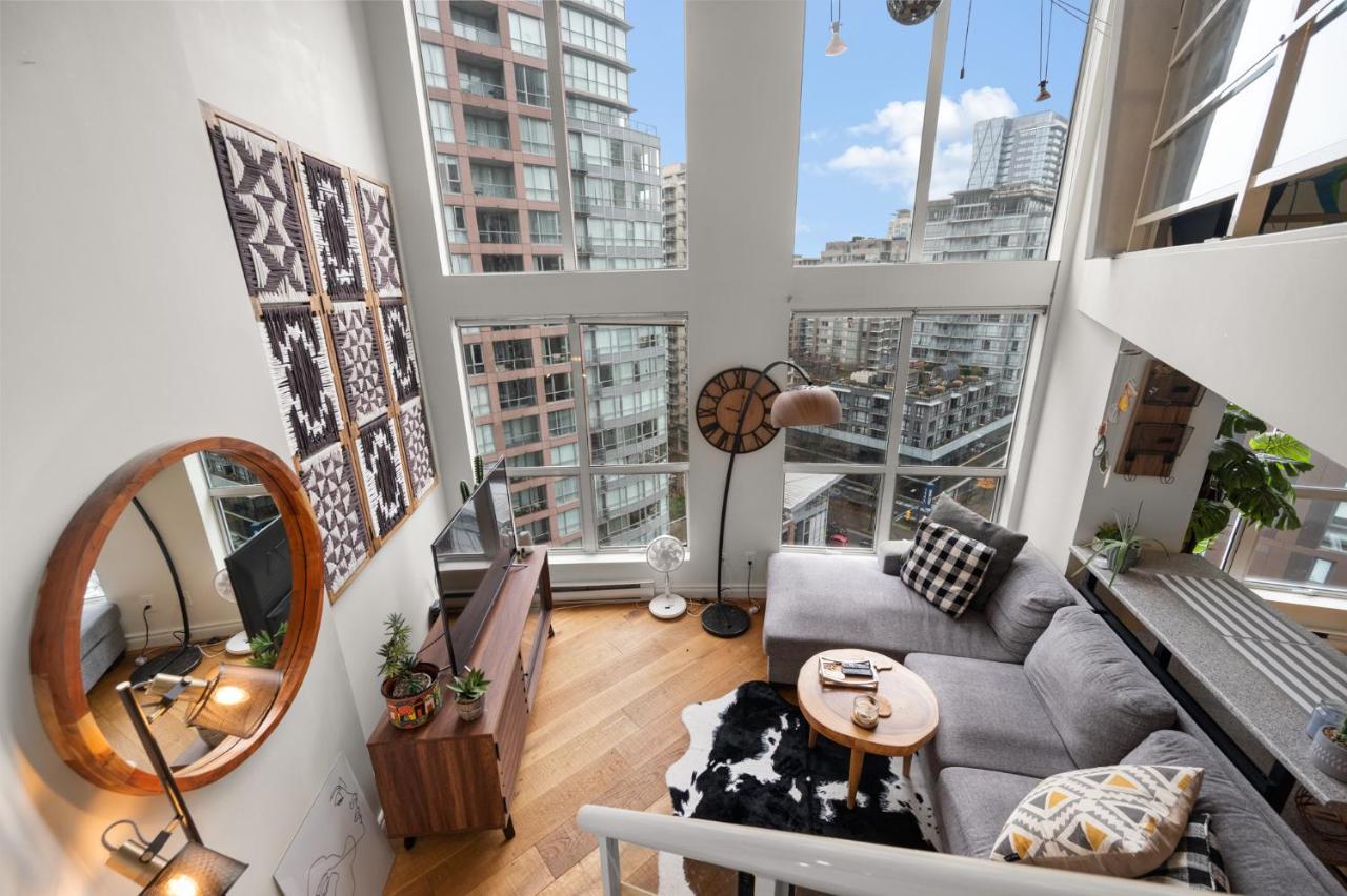 Rare Find Loft With Full Kitchen At Heart Of Downtown Apartment แวนคูเวอร์ ภายนอก รูปภาพ
