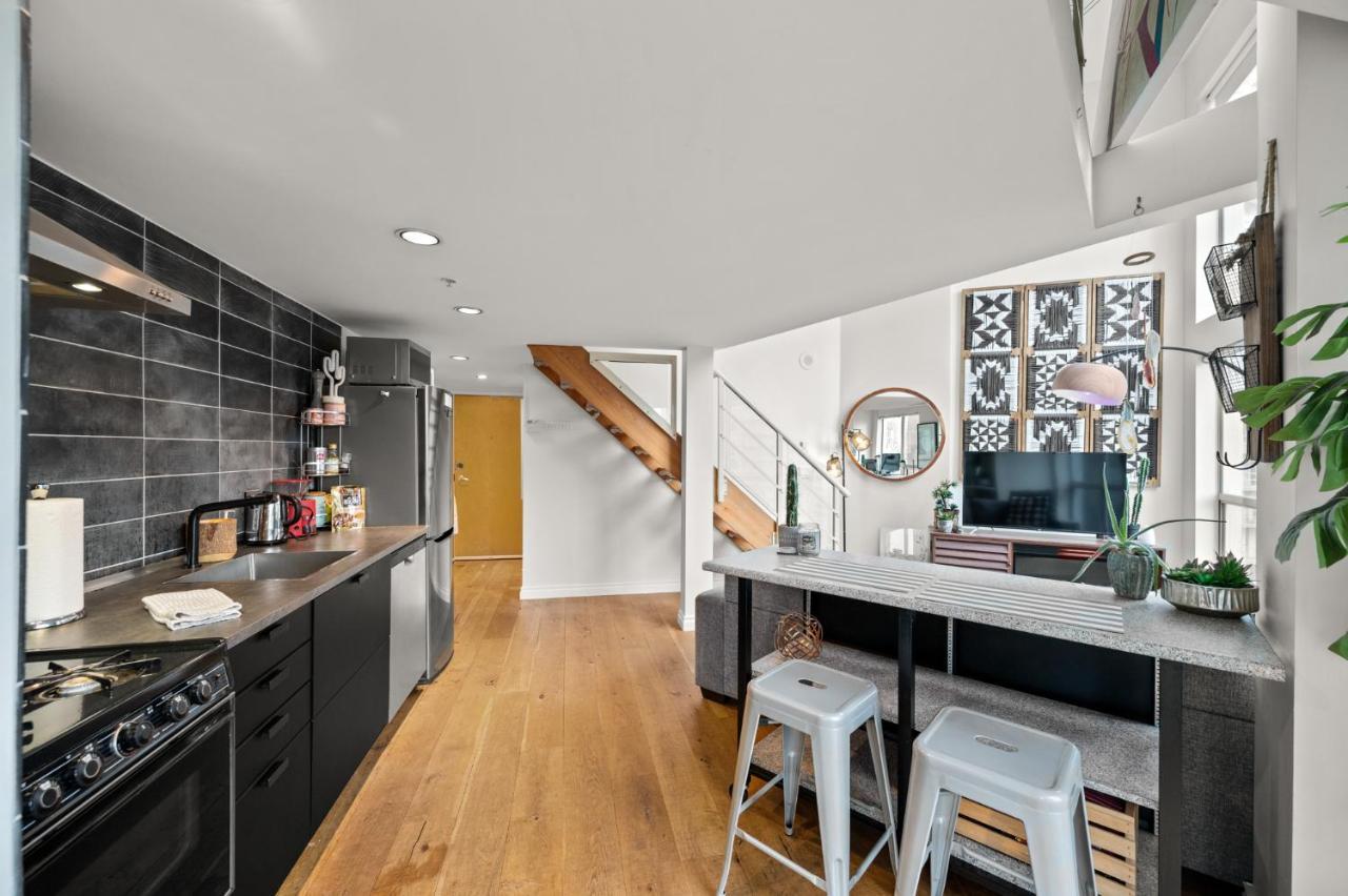 Rare Find Loft With Full Kitchen At Heart Of Downtown Apartment แวนคูเวอร์ ภายนอก รูปภาพ