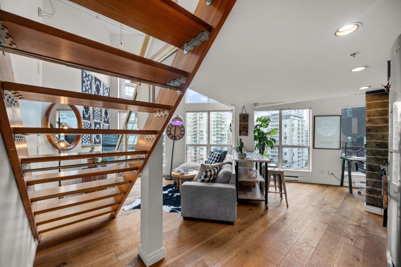Rare Find Loft With Full Kitchen At Heart Of Downtown Apartment แวนคูเวอร์ ภายนอก รูปภาพ