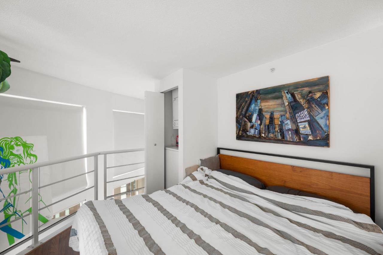 Rare Find Loft With Full Kitchen At Heart Of Downtown Apartment แวนคูเวอร์ ภายนอก รูปภาพ