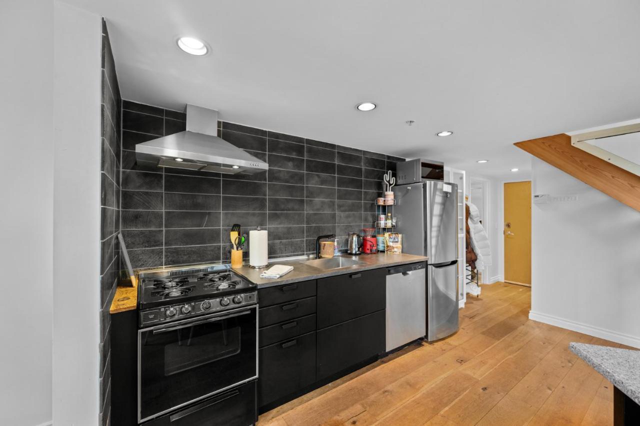 Rare Find Loft With Full Kitchen At Heart Of Downtown Apartment แวนคูเวอร์ ภายนอก รูปภาพ