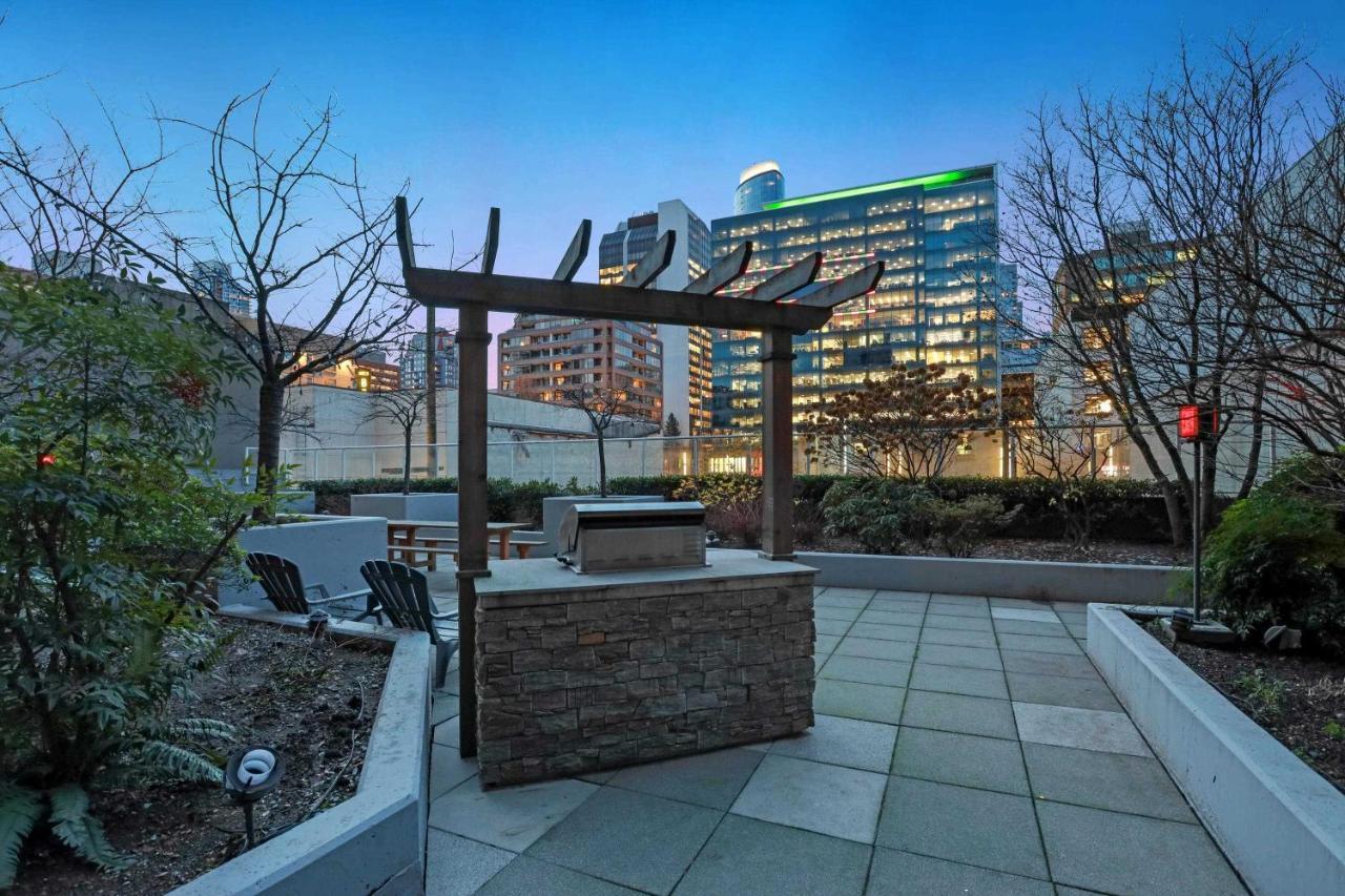 Rare Find Loft With Full Kitchen At Heart Of Downtown Apartment แวนคูเวอร์ ภายนอก รูปภาพ